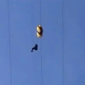 滑翔伞爱好者被挂在高压线上10几个小时后获救