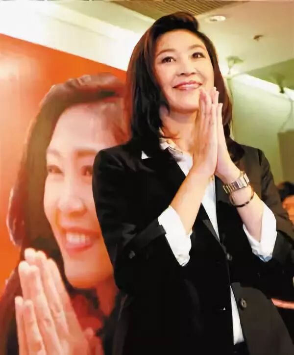 54岁英拉升级当外婆，披长发抱外孙女笑得真甜，意外暴露豪宅内景（组图） - 29