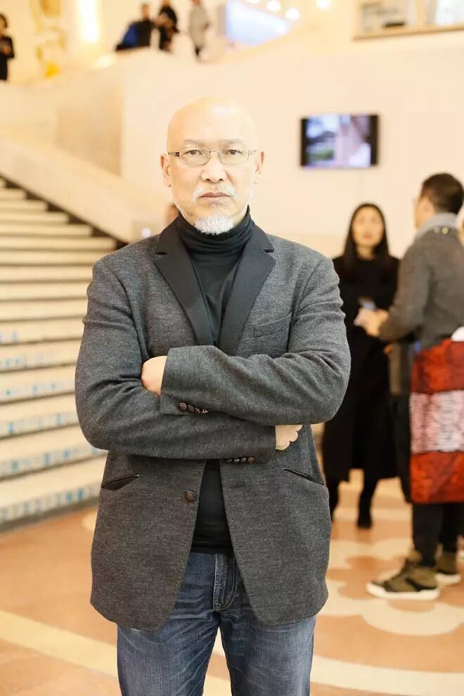 丁力(右一),余极▲ 徐震▲ 余德耀(左二)程昕东(右二)▲ 上海展览中心