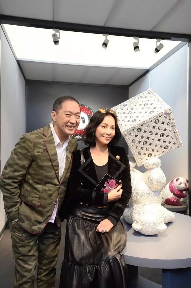 应青蓝,冉莹颖 ,邹市明夫妇▲左起:周大为,李曦,包一峰,陈燃,应青蓝