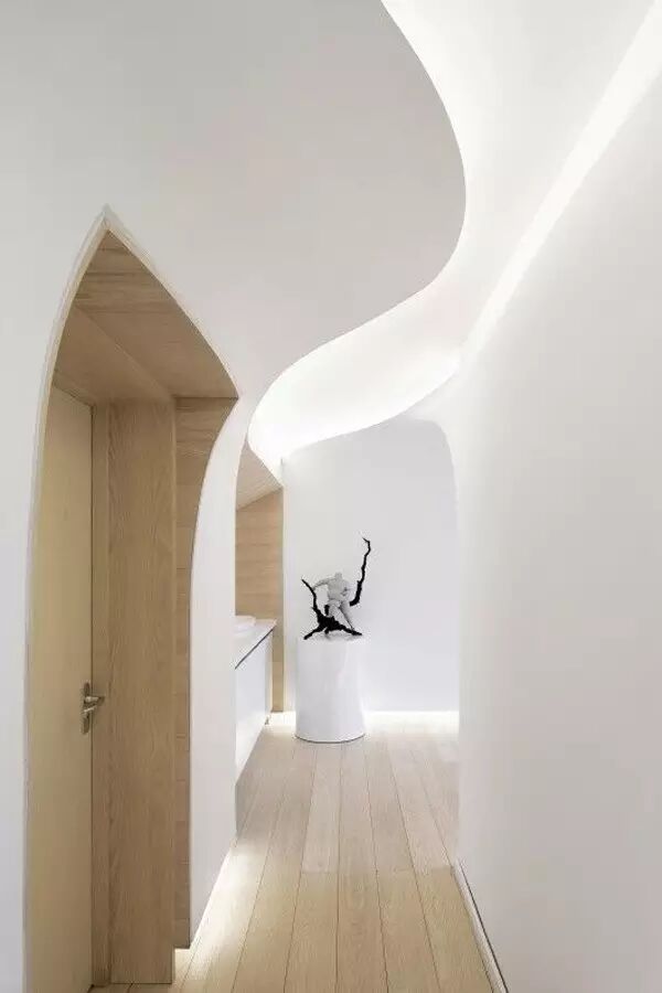 曲线造型用在硬装上,可以把家变成一个柔软的梦幻空间.▼