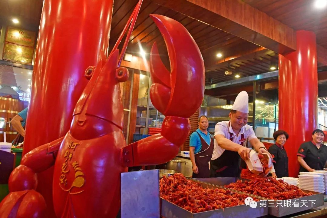 2018年5月21日1,合肥罍街一家龙虾店店员正在忙碌.