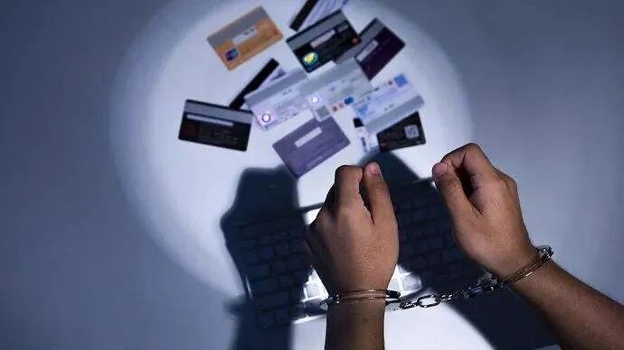 活动，仍出借两张银行卡帮助洗钱，流水共计27万余元，非法获利2300余元。上述案件中的犯罪嫌疑人因涉