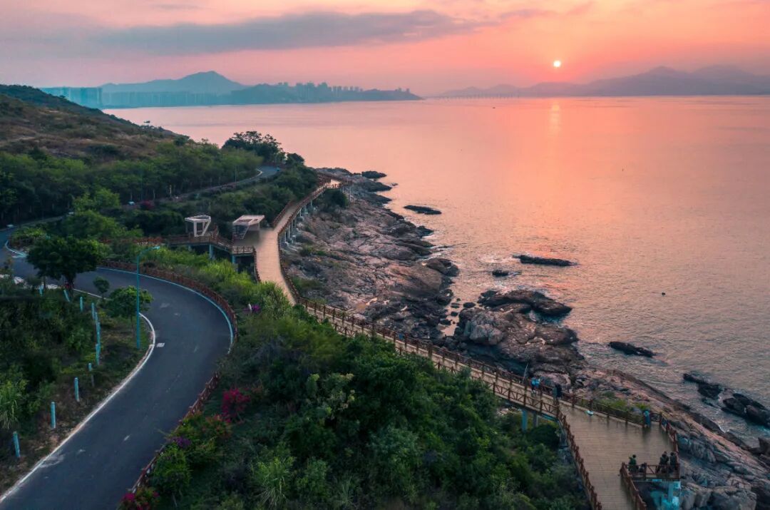 2017年,大亚湾区将霞涌黄金海岸公共泳场及海滨栈道建设纳入十大民生