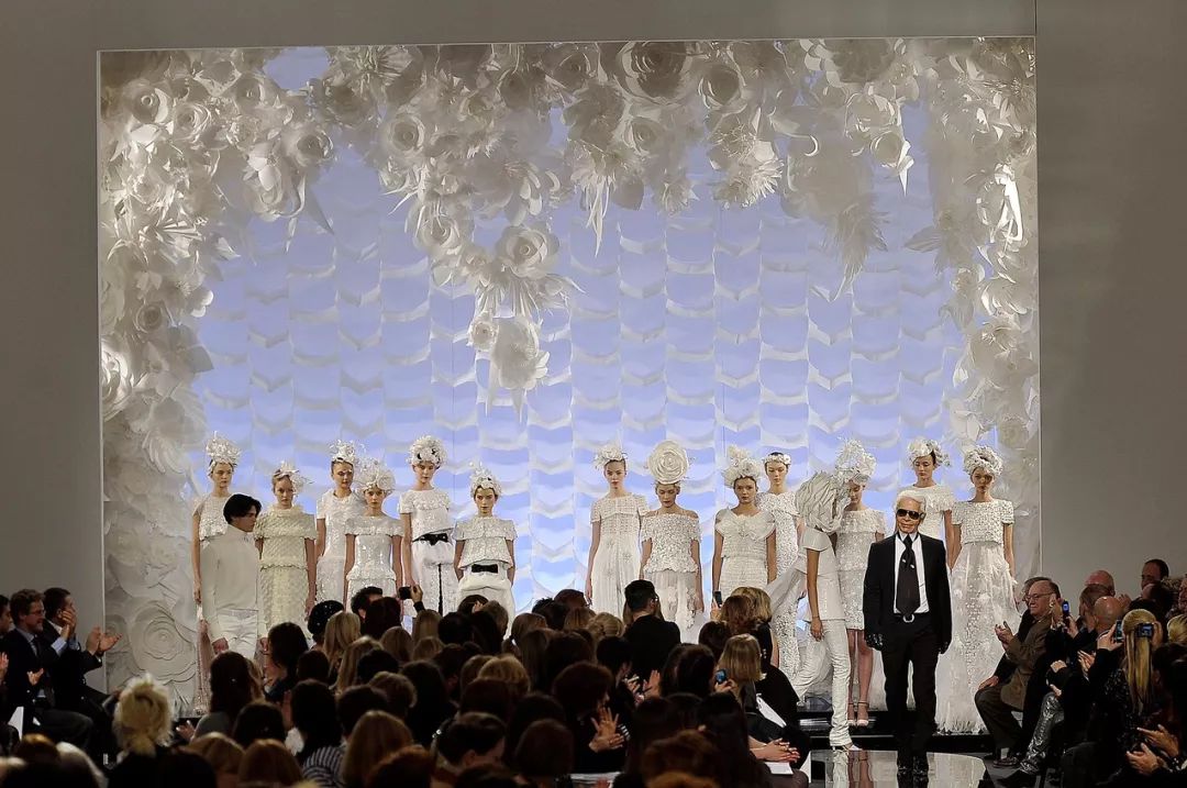 時尚 | 傳奇攝影師 Chris Moore 鏡頭下 Karl Lagerfeld 50年時裝秀場回顧 時尚 第12張