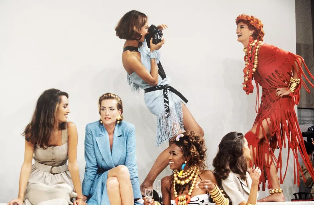 時尚 | 傳奇攝影師 Chris Moore 鏡頭下 Karl Lagerfeld 50年時裝秀場回顧 時尚 第8張