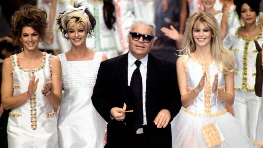 時尚 | 傳奇攝影師 Chris Moore 鏡頭下 Karl Lagerfeld 50年時裝秀場回顧 時尚 第11張