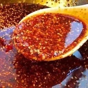 炸辣椒油时，只浇热油就“废了”！多加1步，辣油香辣红亮，特解馋！