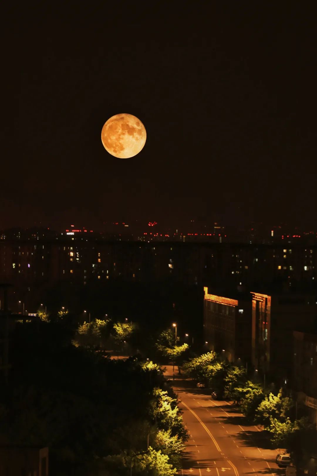 这个中秋,全国各地拍的月亮太绝了!