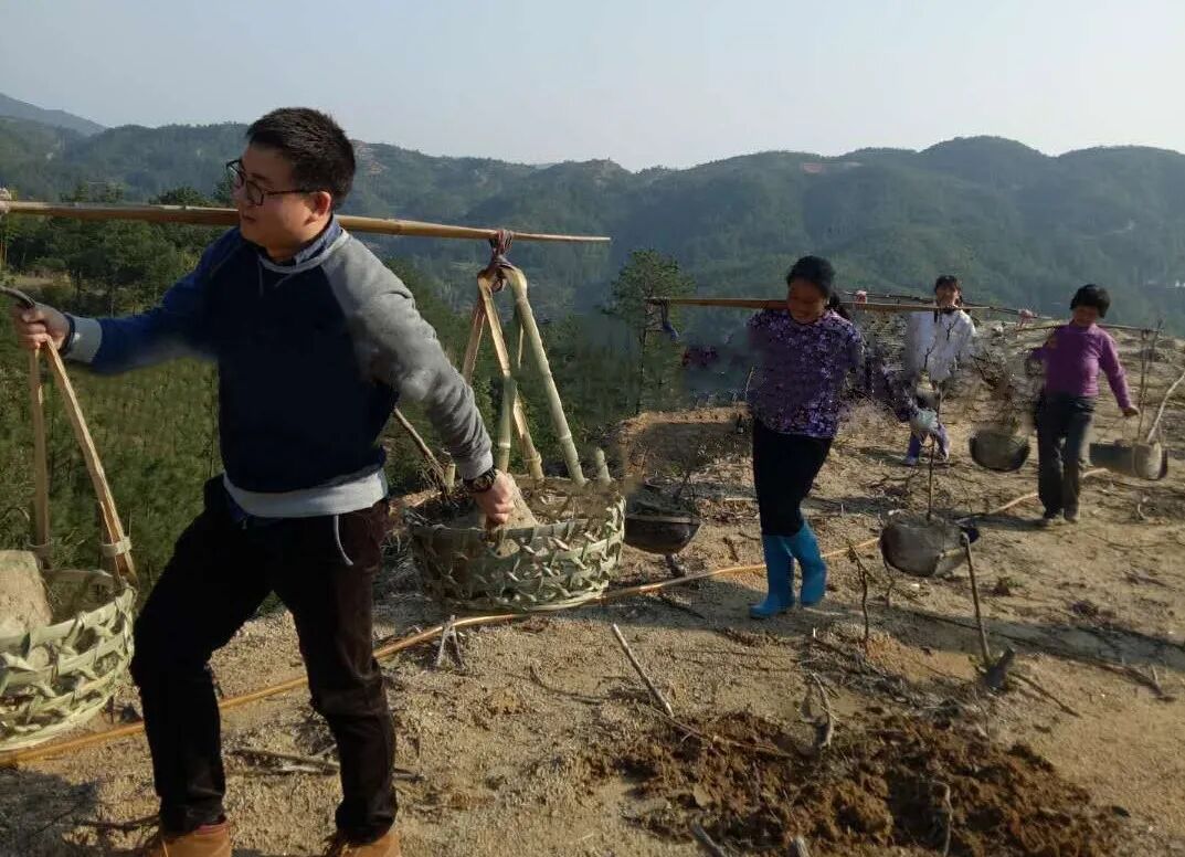 师德标兵薛小虎用心燃灯做学生成长成才的引路人