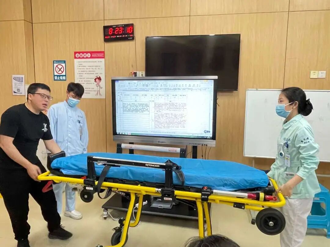 担架怎么用院前急救转运再培训 门急诊科持续提升急救水平_https://www.jmylbn.com_新闻资讯_第3张