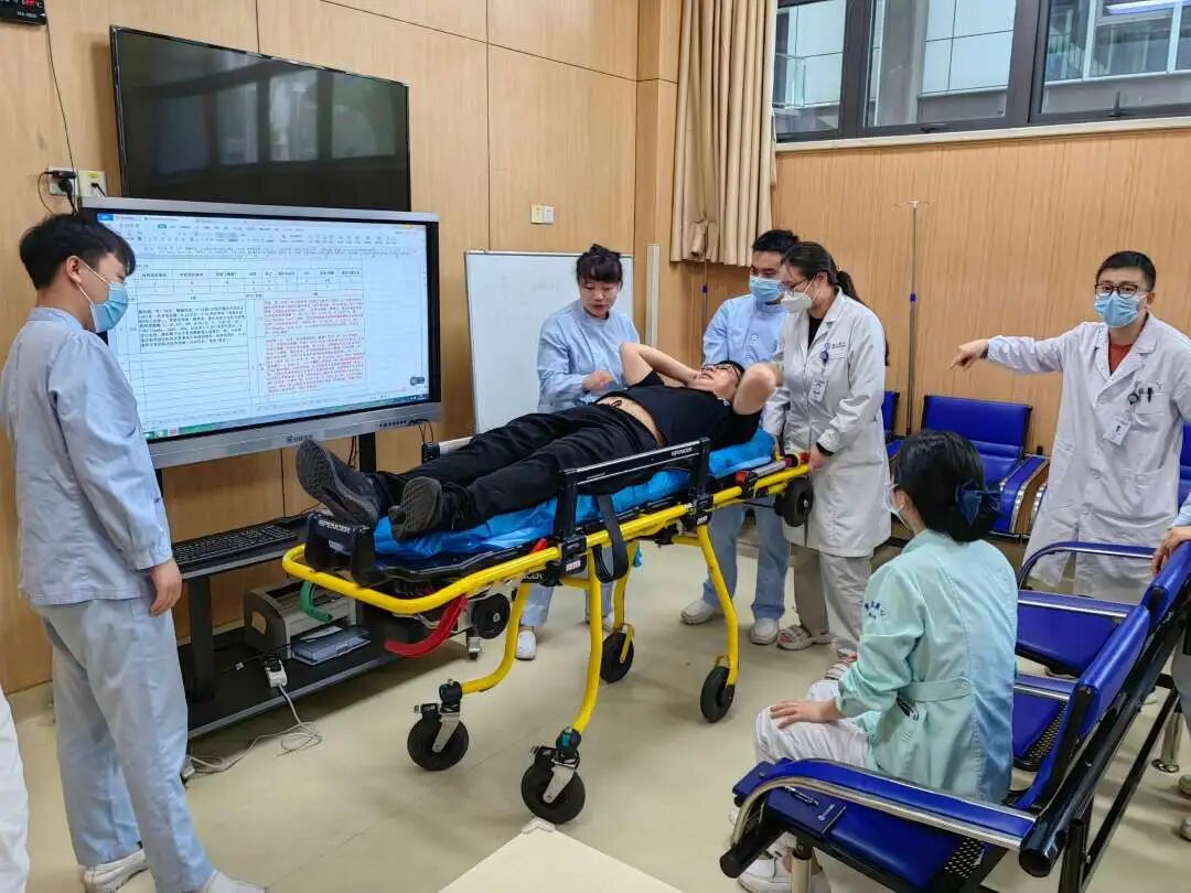 担架怎么用院前急救转运再培训 门急诊科持续提升急救水平_https://www.jmylbn.com_新闻资讯_第5张
