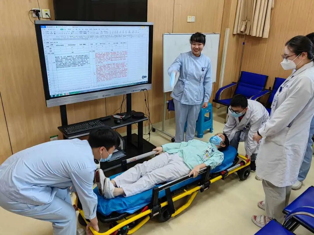担架怎么用院前急救转运再培训 门急诊科持续提升急救水平_https://www.jmylbn.com_新闻资讯_第4张