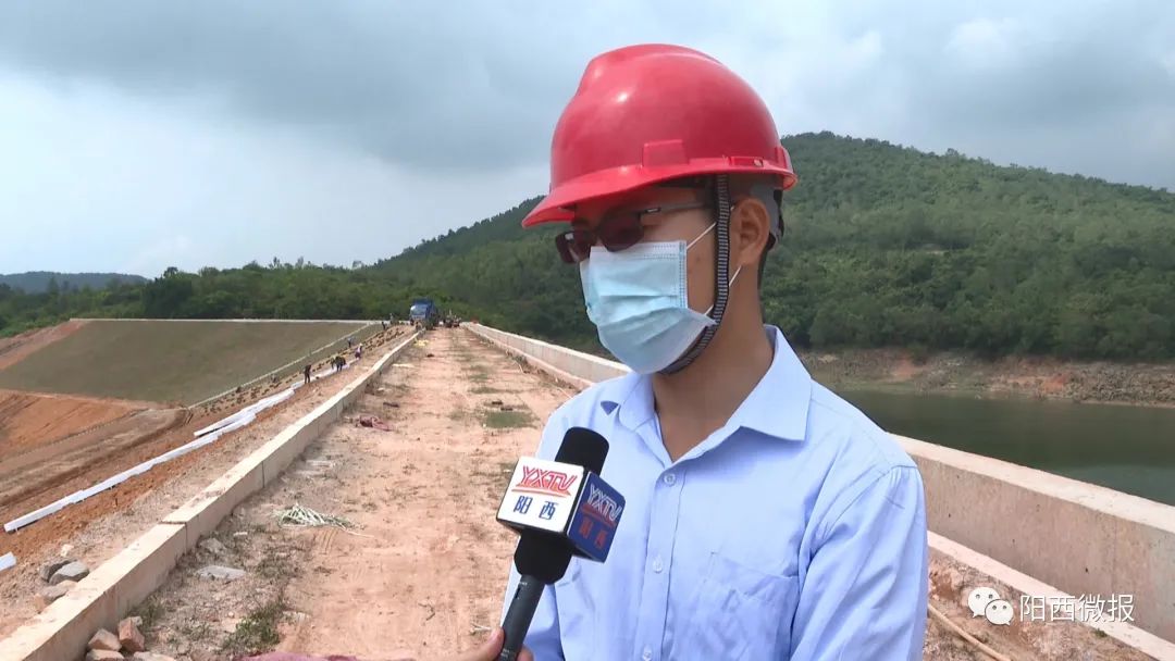 在陽西縣溪頭鎮石碧口水庫,湖水清淨,風景宜人,背水坡上的水庫名非常