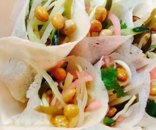 之一,因为外表看起来像初生的婴儿被裹在襁褓中而得名,其实就是素春卷