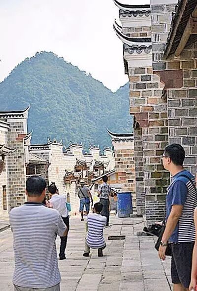 现在,骆柱英已将这300多栋古建筑重修于广东新丰的云髻山,不用多久