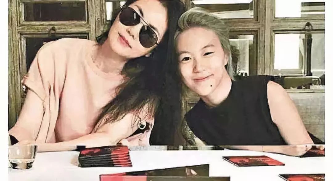 王菲产子是谢霆锋的吗_王菲产子照片_王菲48岁产子