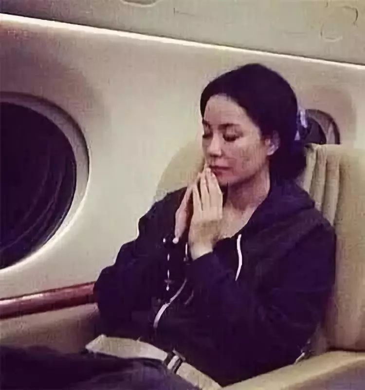 王菲48岁产子_王菲产子是谢霆锋的吗_王菲产子照片