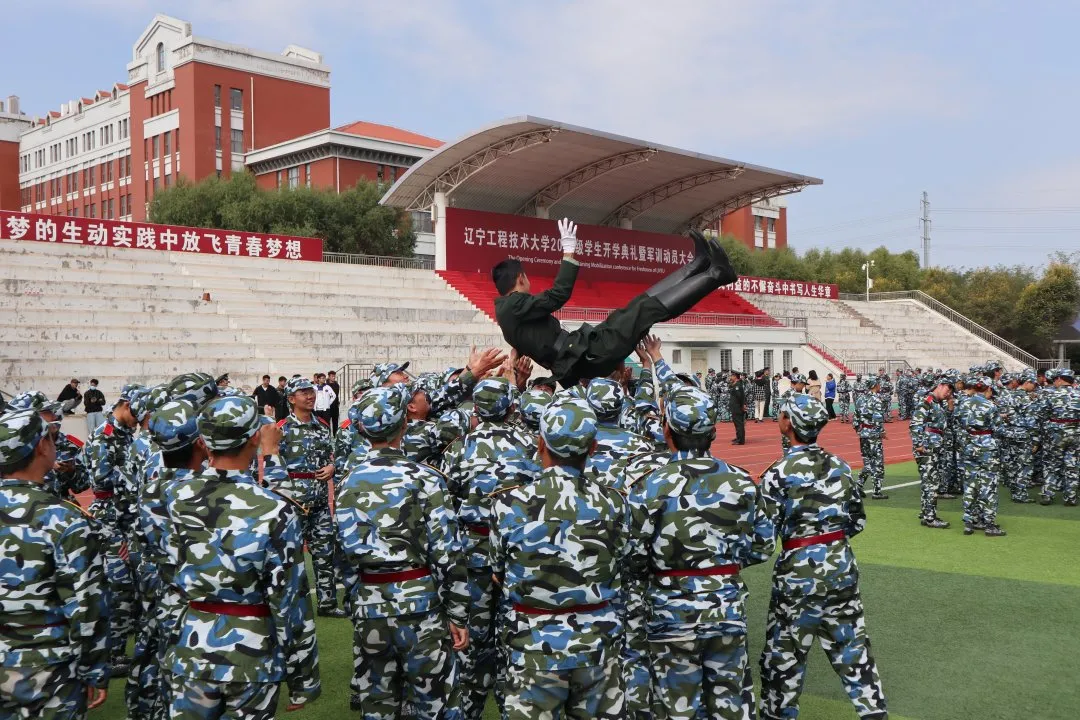 辽宁工程技术大学2021级新生军训汇演完美结束！
