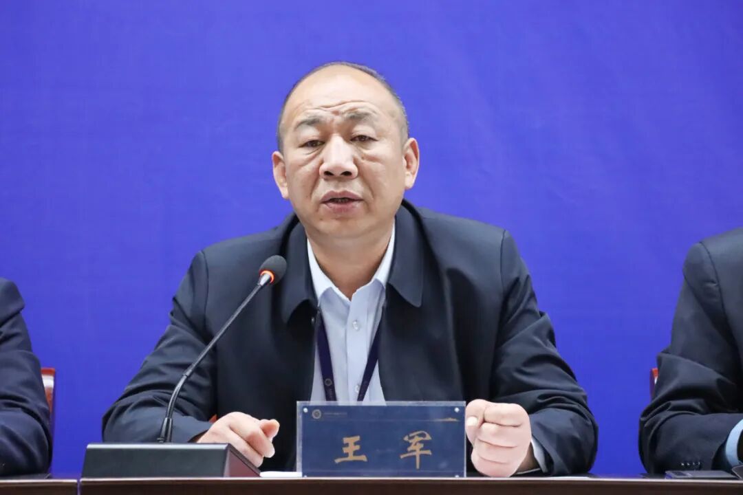 王军,初中部教学处主任李振英,初二年级主任崔伟,初一年级主任王治华