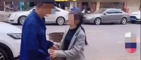 女孩考上清华跪谢3个爸爸？网友：就是在骗流量！视频拍摄者却“喊冤”