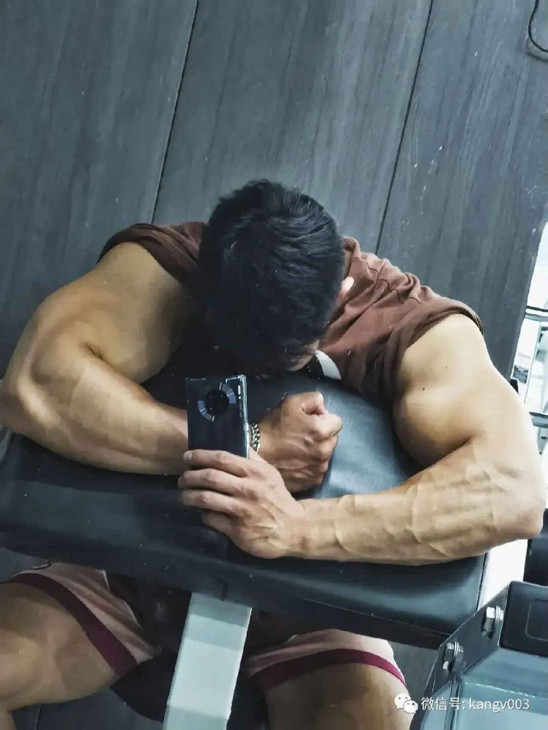 看着那块块分明的腹肌,仿佛是铸造了钢铁般的坚固.