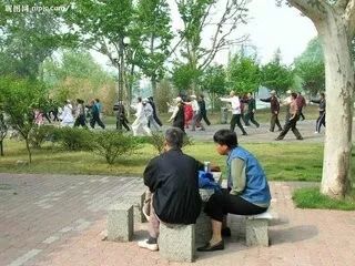 严辉文时评 <wbr>|当你老了，还请服用“年轻态”