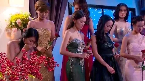 相亲节目上女嘉宾当场跪地告白另一个女嘉宾……还有这种操作？！