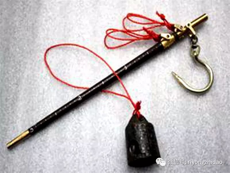 翘这么高,肯定不会让你吃亏的……"说着,商贩将提纽换到拿着秤砣的