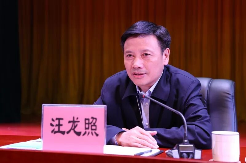 市人大常委会副主任,区委书记汪龙照作开班动员讲话,副区长黄媛媛主持