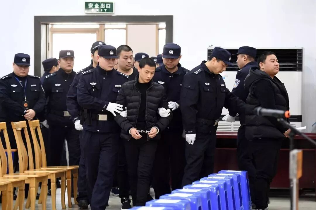 连审三天被控8项罪名黑老大涉嫌以赌养黑以黑护赌