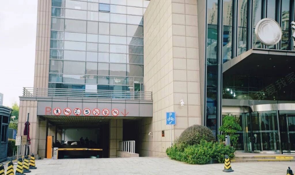 徐汇万体馆甲级写字楼出租-汇鑫国际大厦