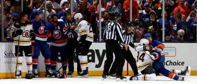 NHL 巴扎尔进球加助攻彰显领袖风采 岛人4-1棕熊扳平大比分