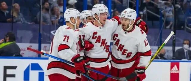 门将后场硬顶前锋攻区劫掠 NHL飓风加时绝杀闪电