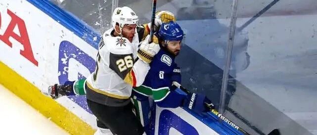 季后赛次轮第三战金骑士3-0加人 门将莱纳金身护体神扑力保零封！