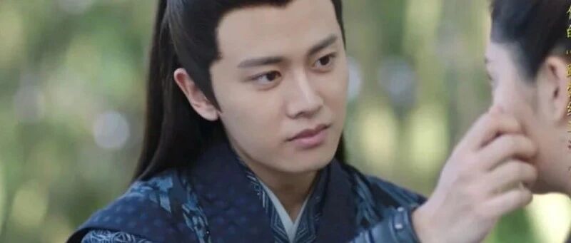 假声音、假吻戏、假肌肉，他被嘲一点都不冤