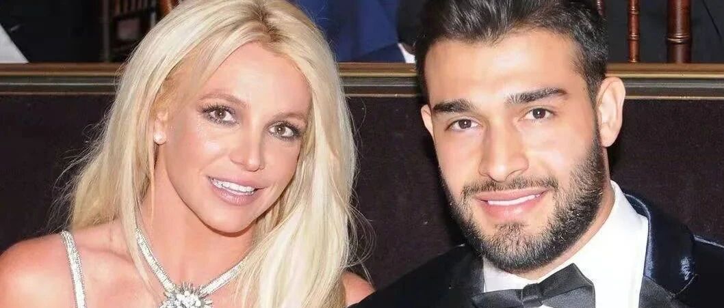 她被捧红又被“毁灭”，究竟是谁之过？