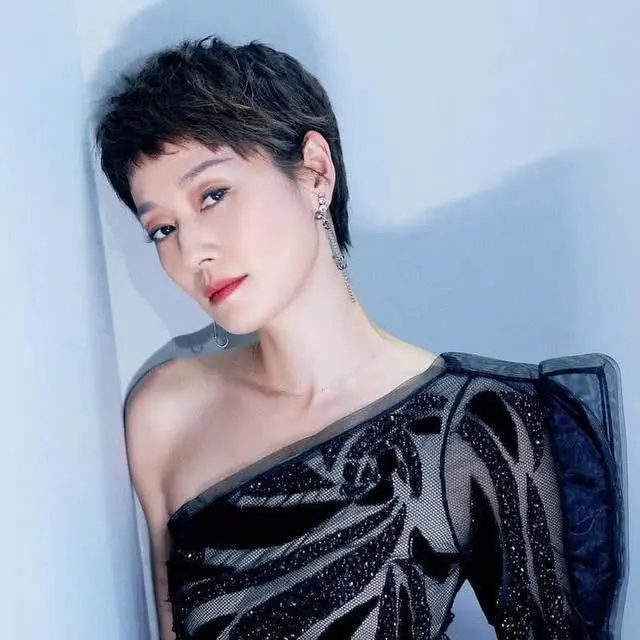 马伊琍绯闻男友疑曝光,竟是《欢乐颂》小17岁男演员?离婚一年仍对小鲜肉情有独钟?
