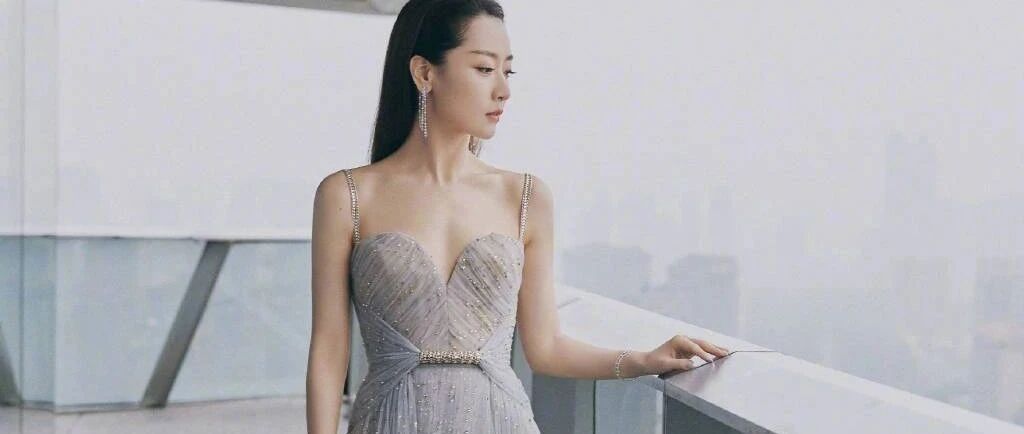 尴尬到爆，为啥要穿这条裙子啊...