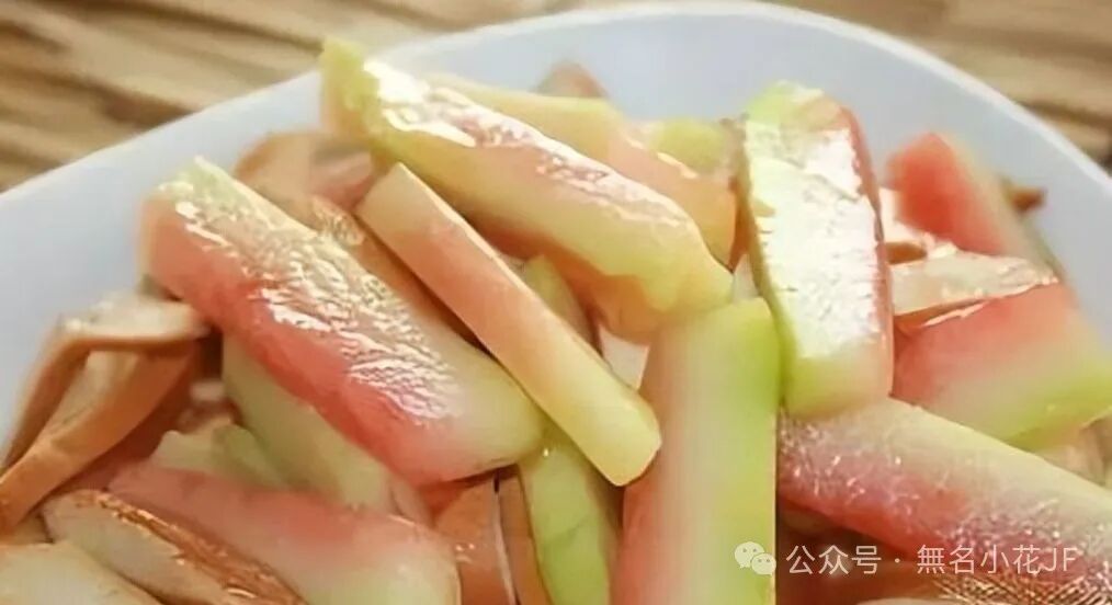 西瓜皮别扔！切丝腌制半小时，凉拌爽脆开胃，邻居大妈夸你会过日子真聪明