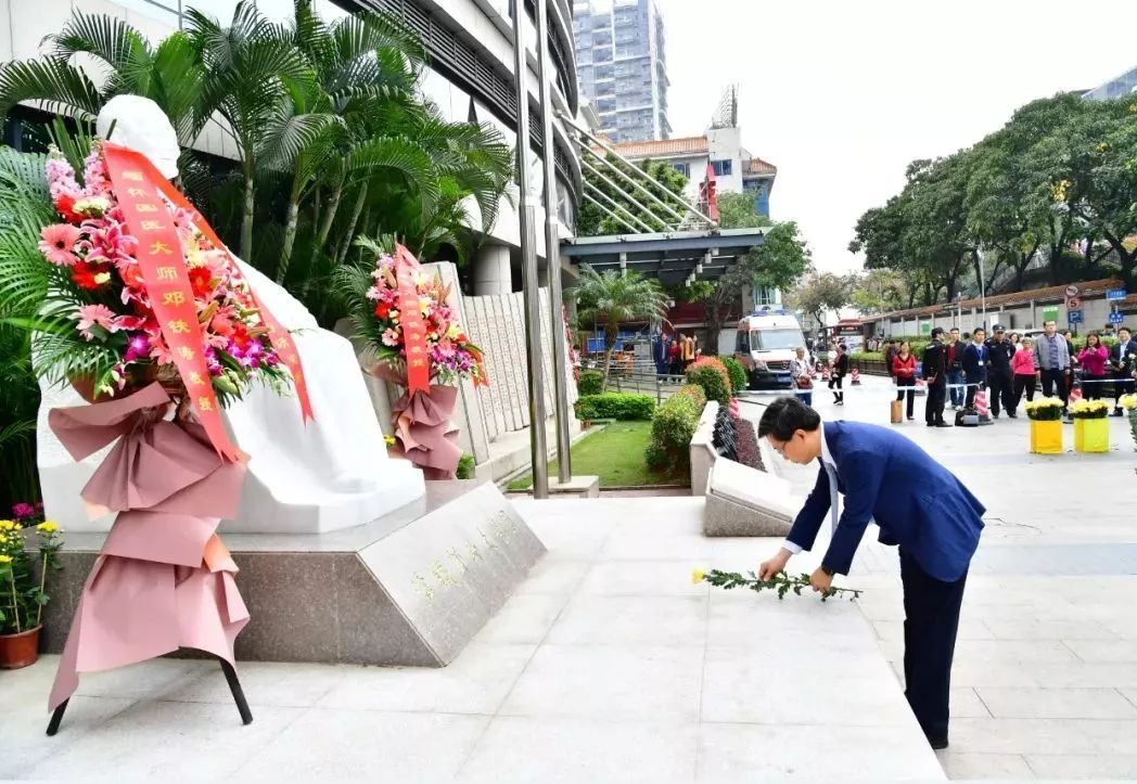 向国医大师邓铁涛教授雕塑敬献花篮仪式隆重举行