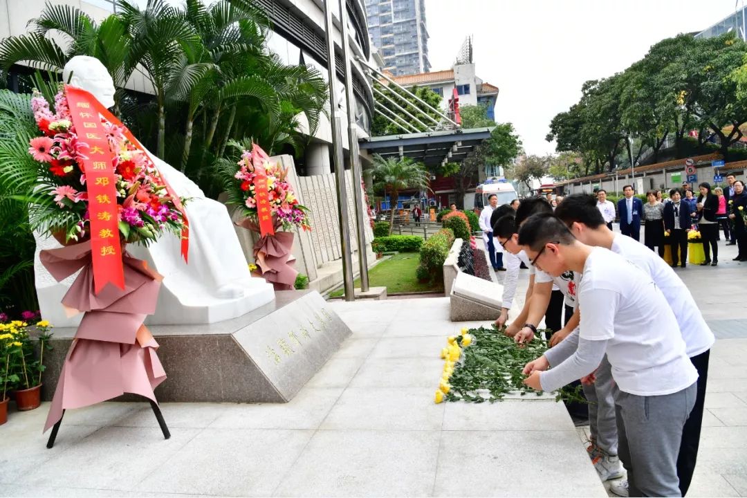 向国医大师邓铁涛教授雕塑敬献花篮仪式隆重举行