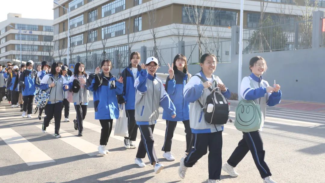 国科大(青岛)附属学校,它是由中国科学院大学和青岛市城阳区人民政府