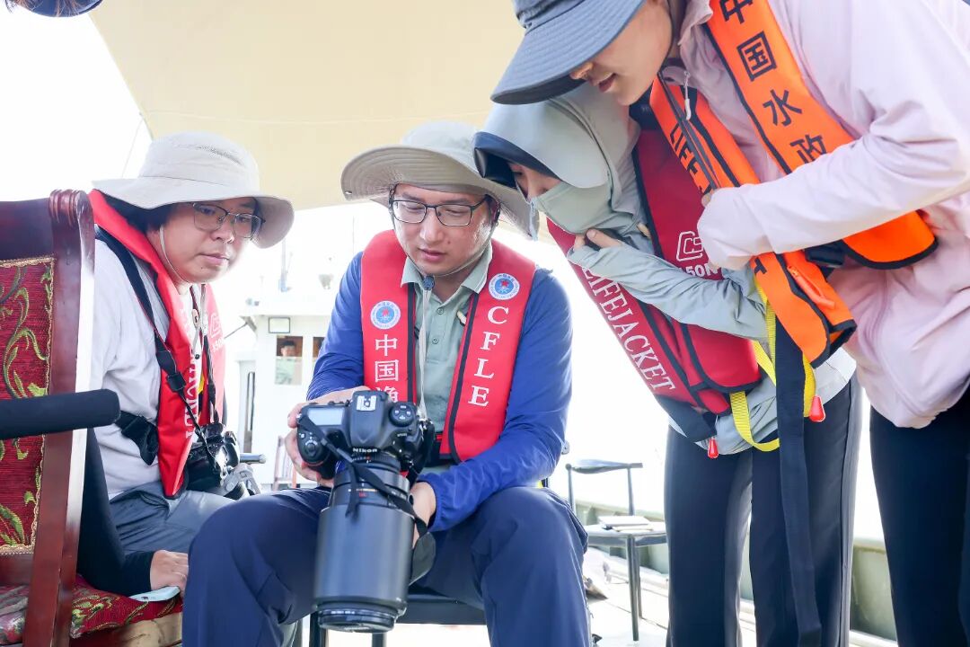 研究人员正在查看拍摄的江豚画面。盛义摄 (1).JPG