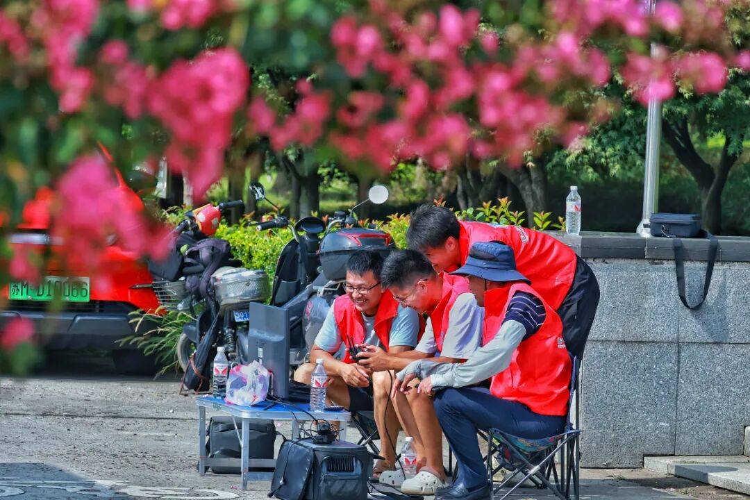 江豚保护志愿者开展路基观测    戴红章摄.jpg