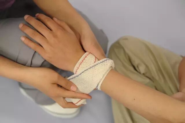 医用绷带怎么绑图解【急救科普】 外伤处理中5种绷带包扎方法，赶紧get!_https://www.jmylbn.com_新闻资讯_第19张