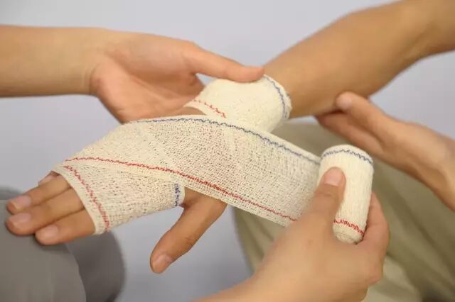 医用绷带怎么绑图解【急救科普】 外伤处理中5种绷带包扎方法，赶紧get!_https://www.jmylbn.com_新闻资讯_第26张