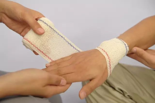 医用绷带怎么绑图解【急救科普】 外伤处理中5种绷带包扎方法，赶紧get!_https://www.jmylbn.com_新闻资讯_第23张