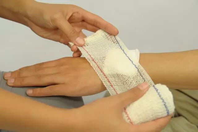 医用绷带怎么绑图解【急救科普】 外伤处理中5种绷带包扎方法，赶紧get!_https://www.jmylbn.com_新闻资讯_第10张