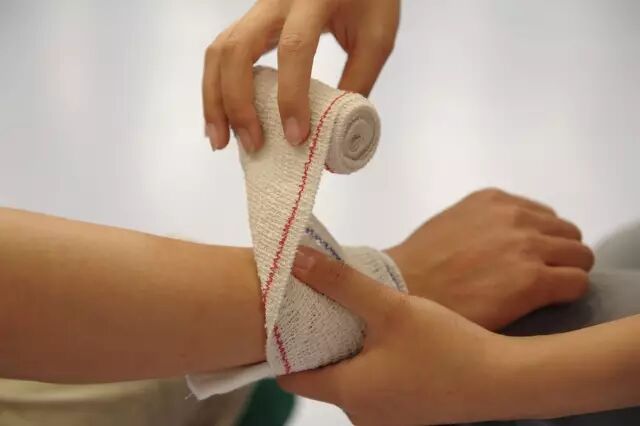 医用绷带怎么绑图解【急救科普】 外伤处理中5种绷带包扎方法，赶紧get!_https://www.jmylbn.com_新闻资讯_第18张